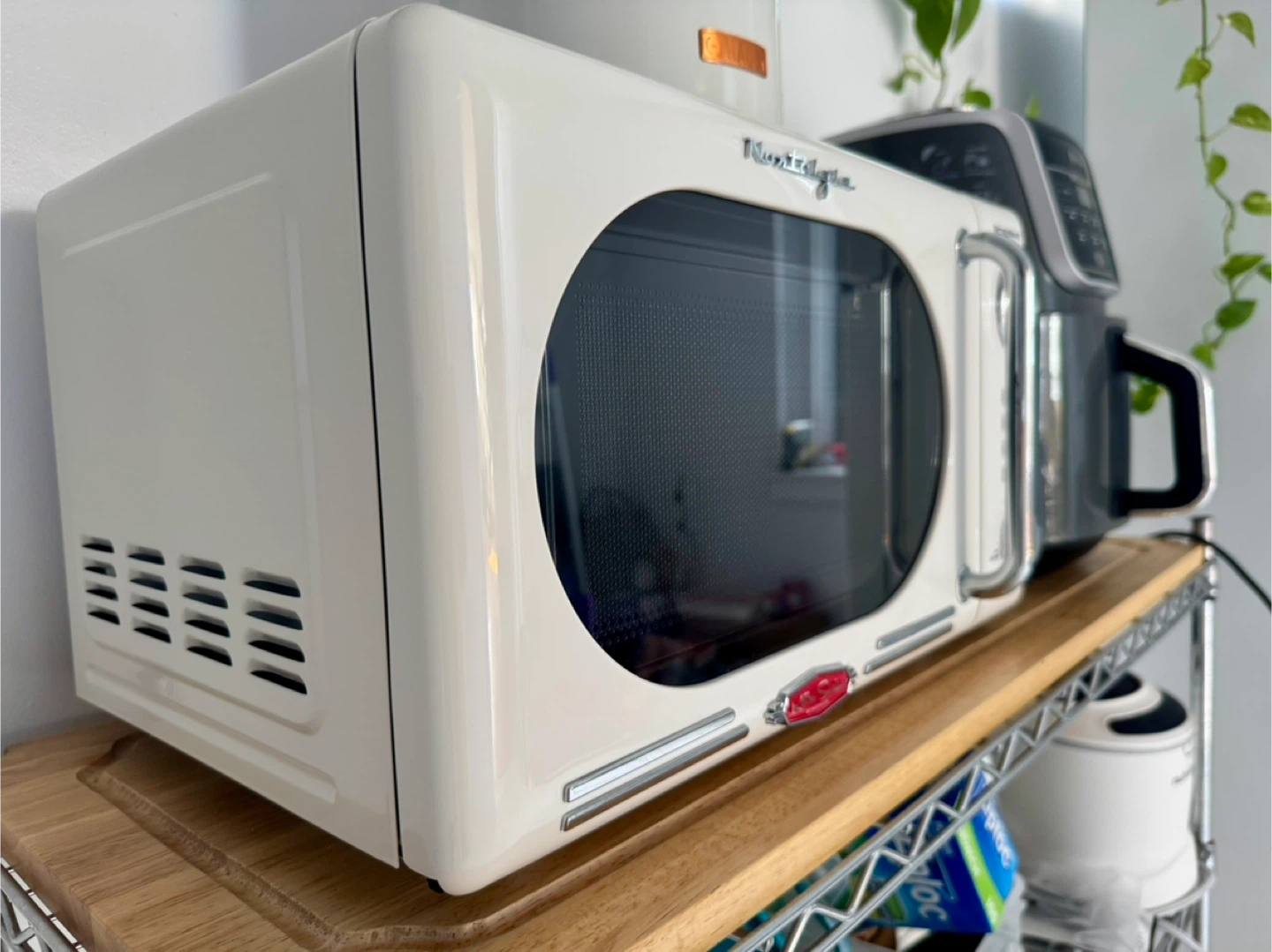 Nostalgia RetroWave 0.7 Cu Ft Microwave - Cream - photo 2