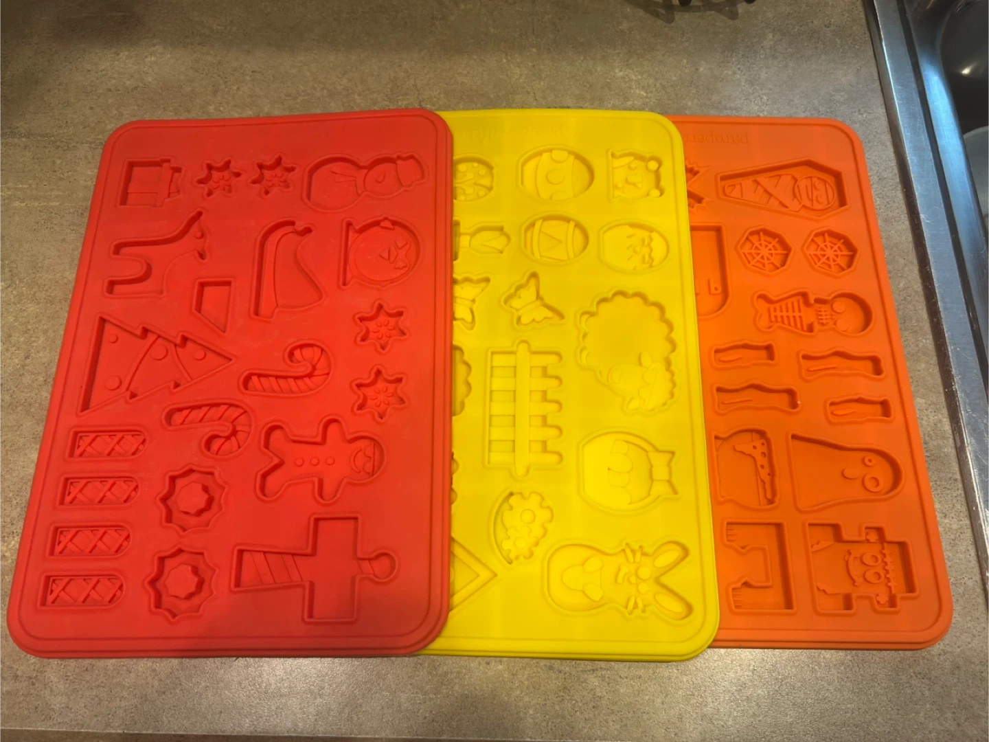 Pampered Chef Gingerbread House Silicone Mold Set - photo 2