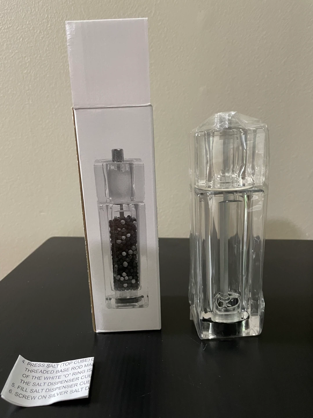 Dual salt and pepper shaker