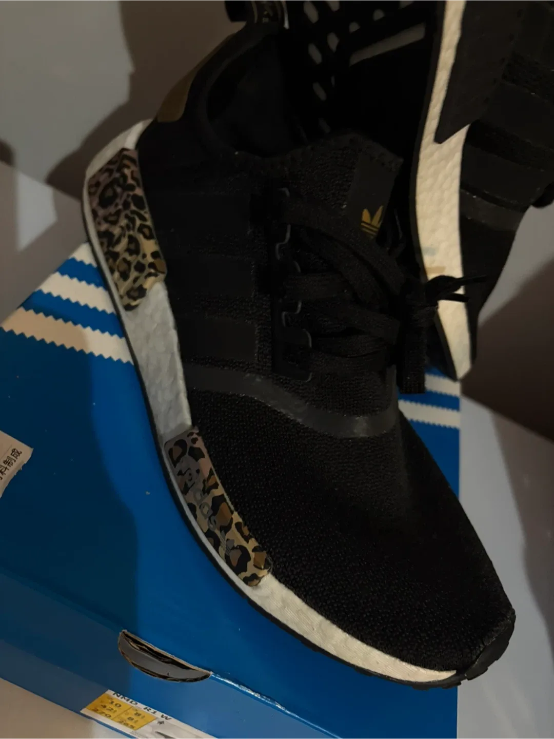 Adidas Runners NMD R1 image indicator(3)