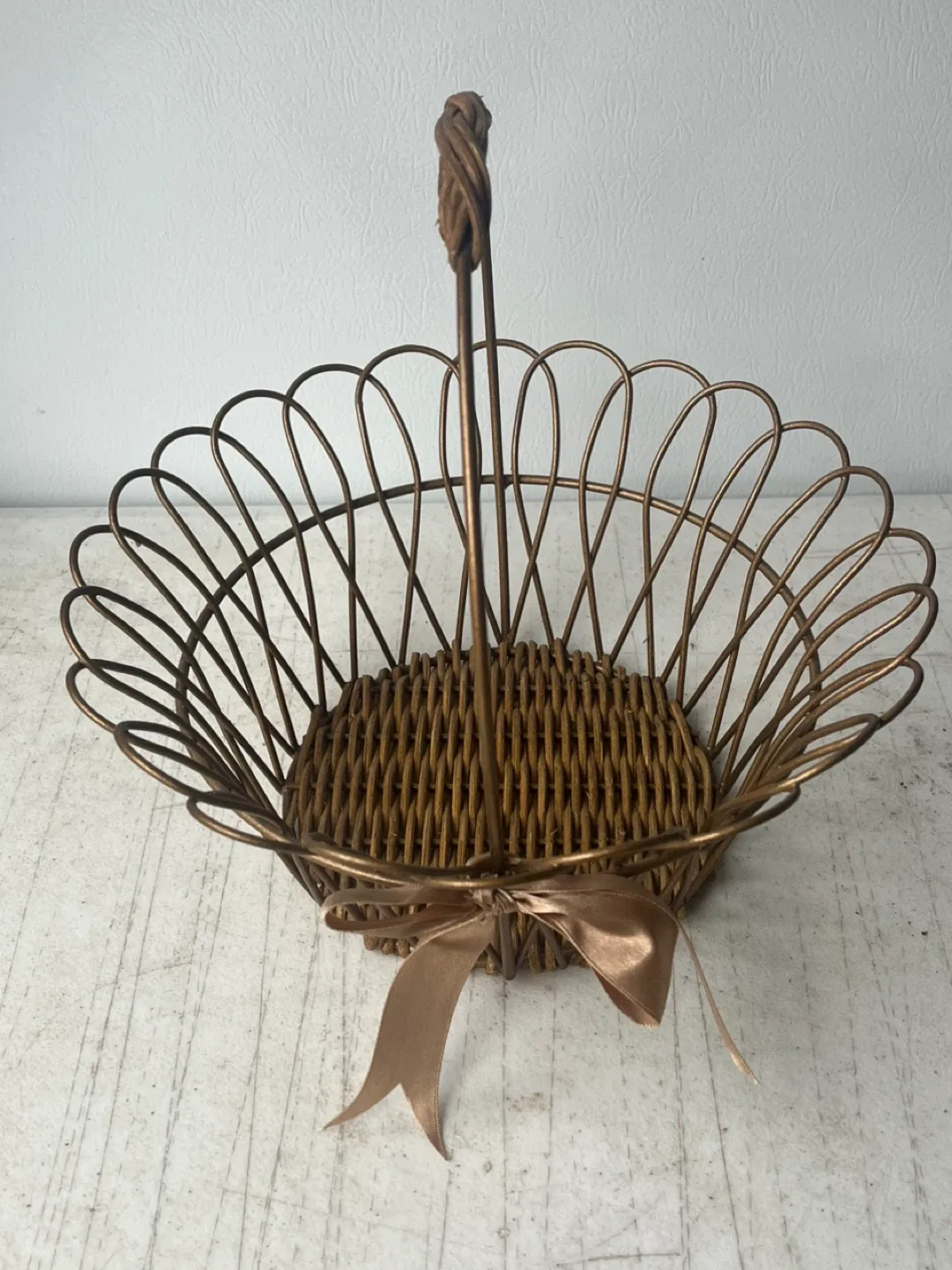 Woven Metal Basket with Ribbon image indicator(3)
