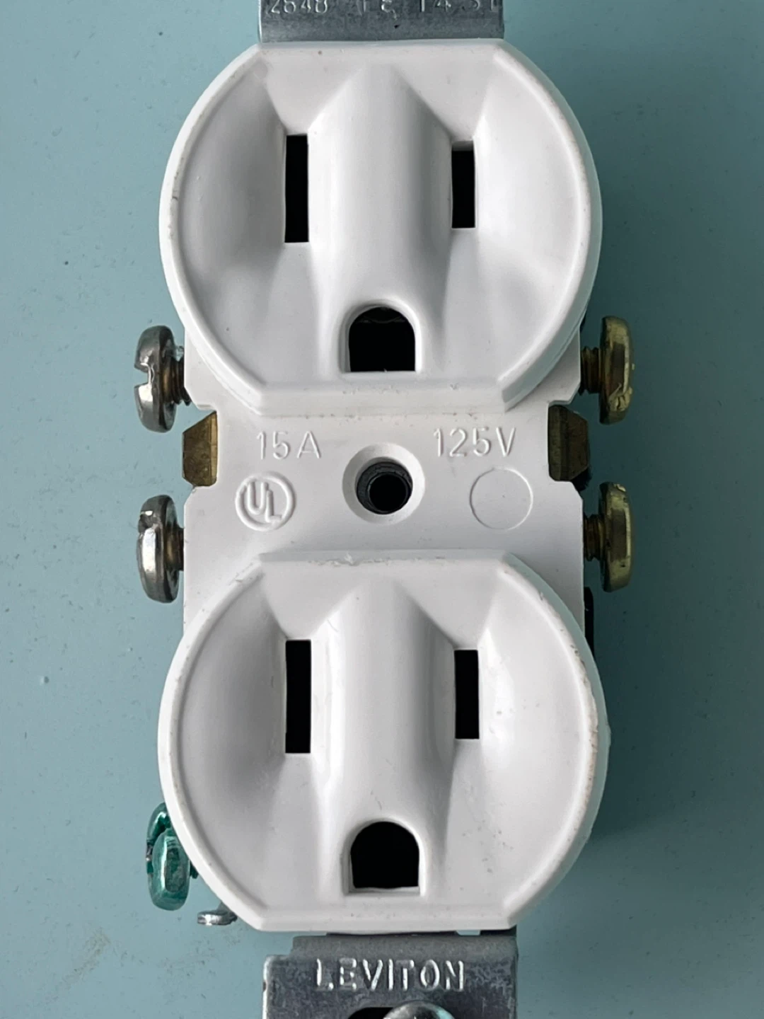 Leviton 15A 125V Electrical Outlets - Set of 4 - photo 4