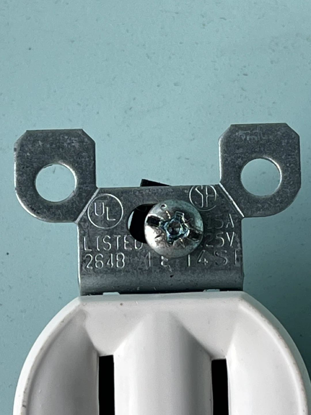 Leviton 15A 125V Electrical Outlets - Set of 4 - photo 3