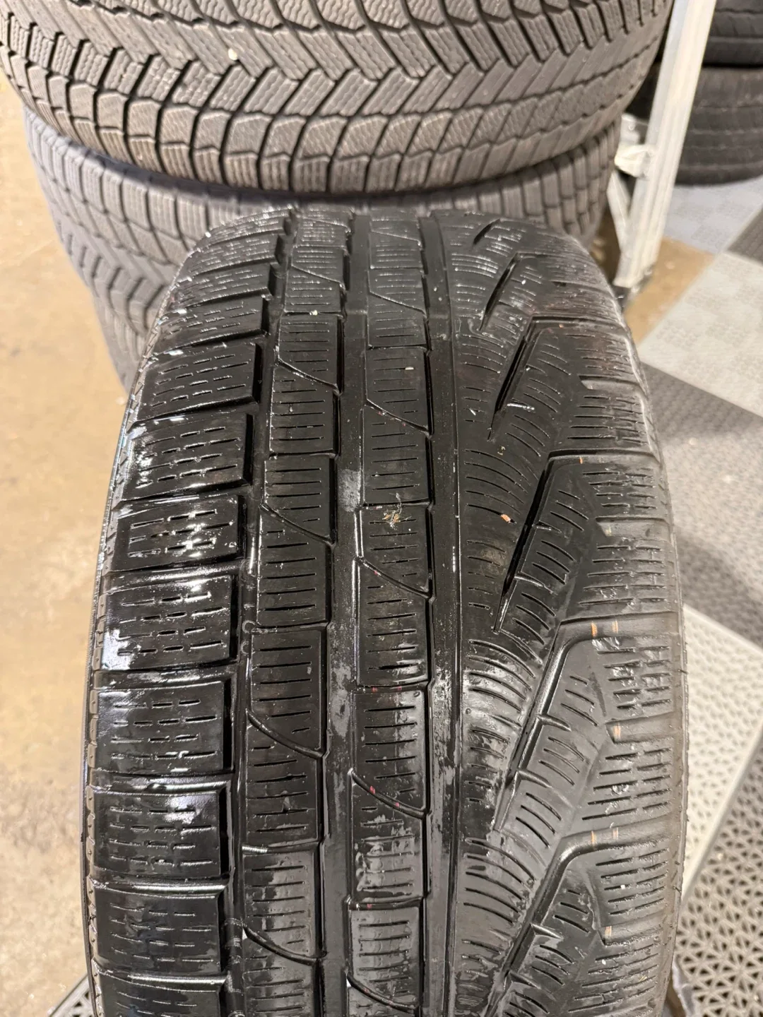 255/40R19 Winter Tire image indicator(3)