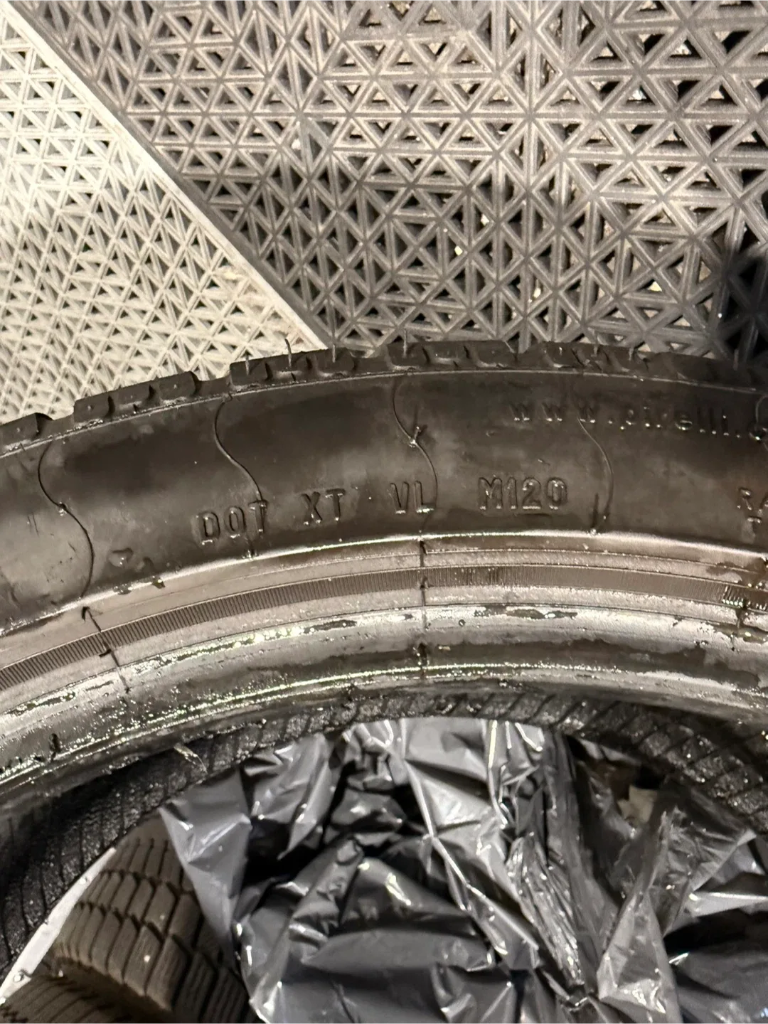 255/40R19 Winter Tire image indicator(2)