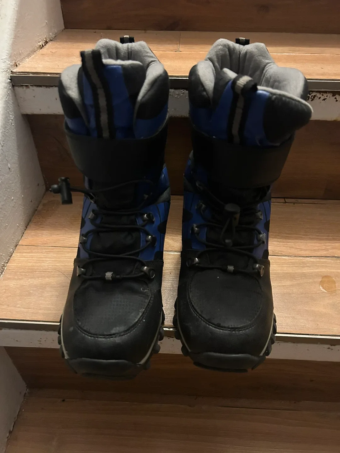 Youth size 6 snow boots image indicator(2)