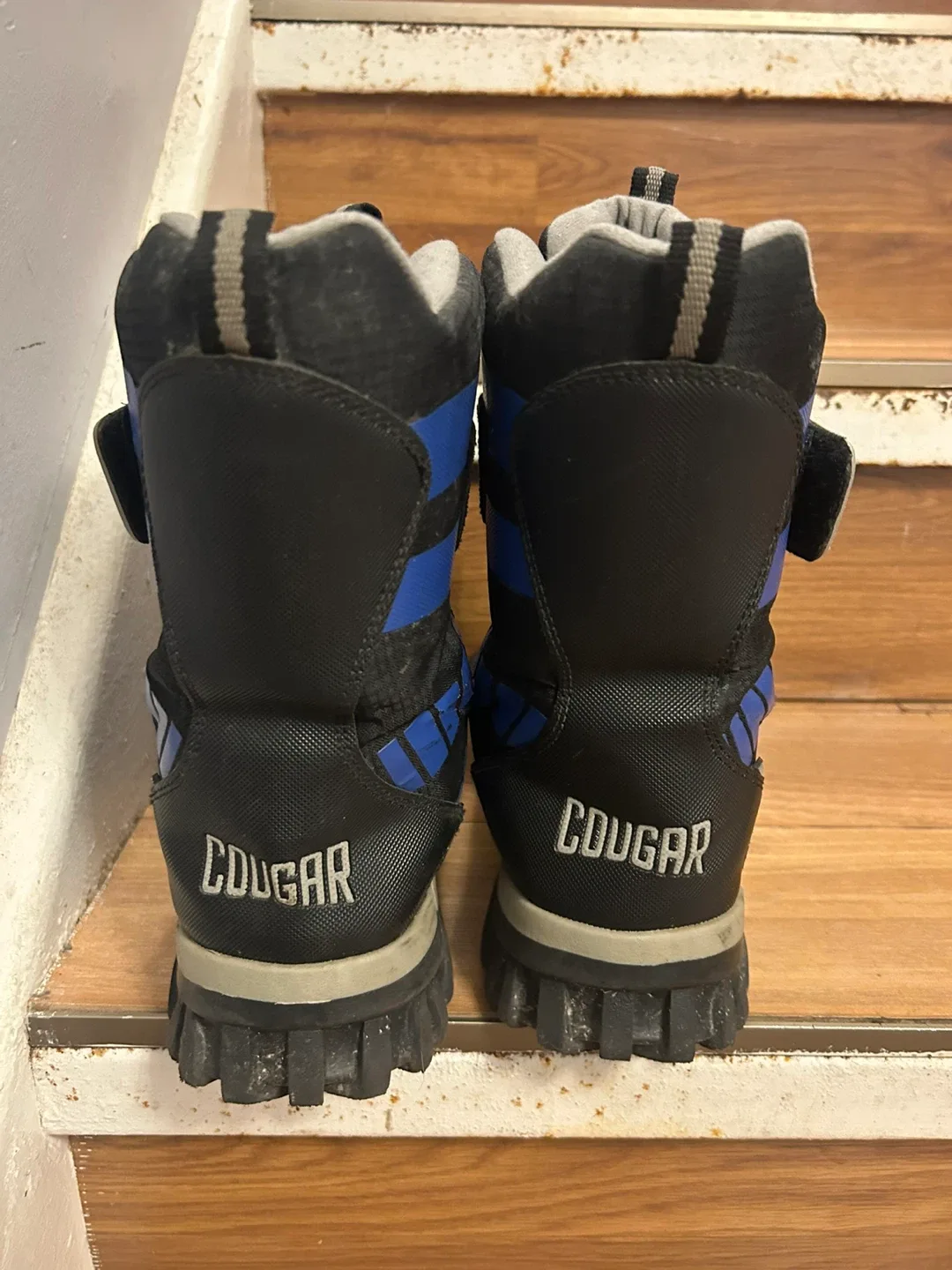 Youth size 6 snow boots image indicator(3)
