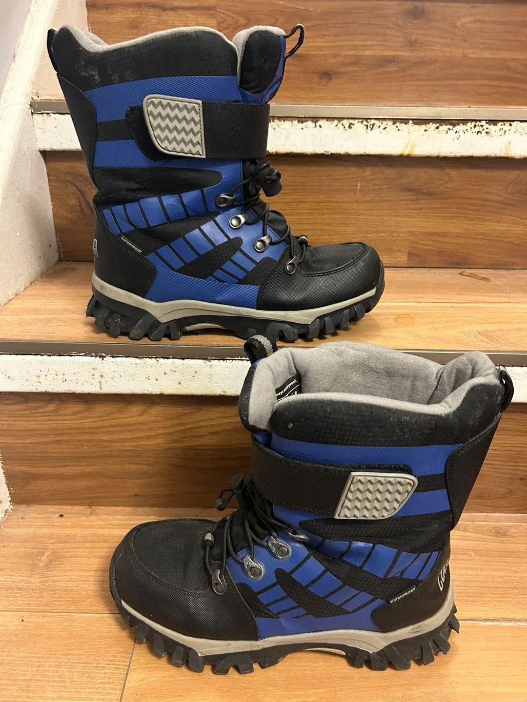 Youth size 6 snow boots image indicator(5)