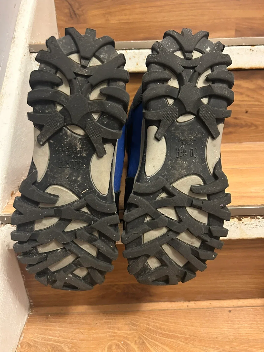 Youth size 6 snow boots image indicator(4)