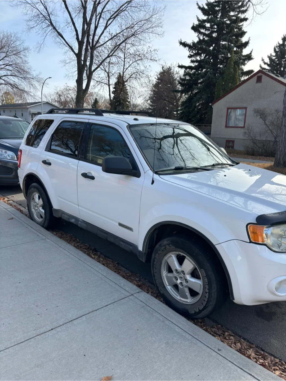 Ford Escape SUV - White image indicator(2)