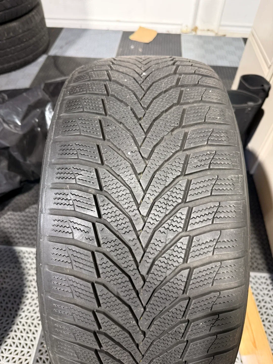 Nexen 255/40R19 Tire DOT 2022 image indicator(2)