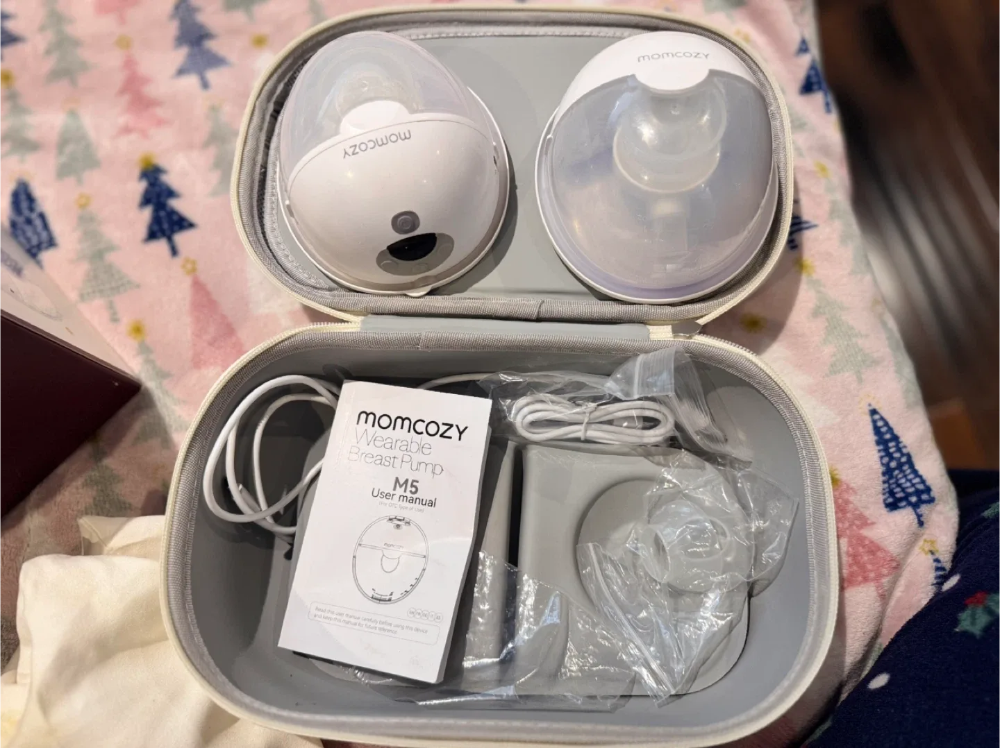 Momcozy M5 Wearable Breast Pump - Like New! image indicator(5)