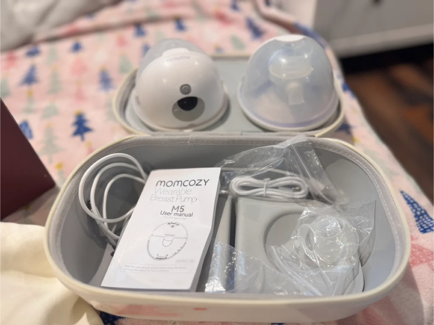 Momcozy M5 Wearable Breast Pump - Like New! image indicator(3)