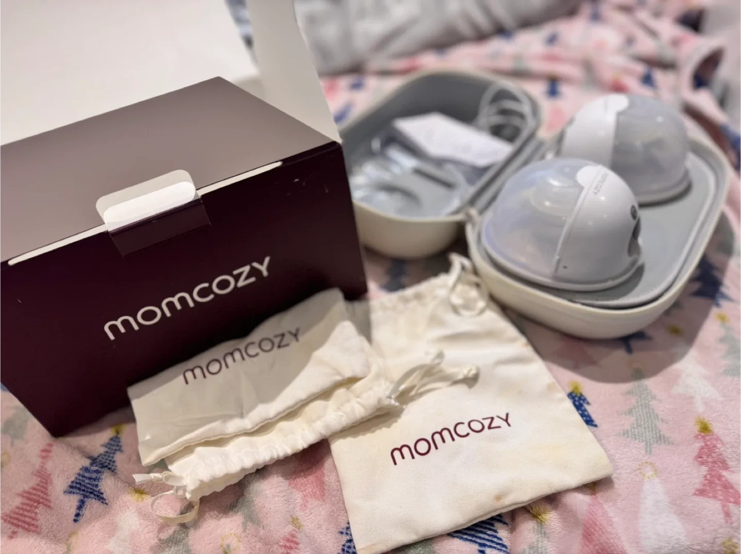Momcozy M5 Wearable Breast Pump - Like New! image indicator(2)