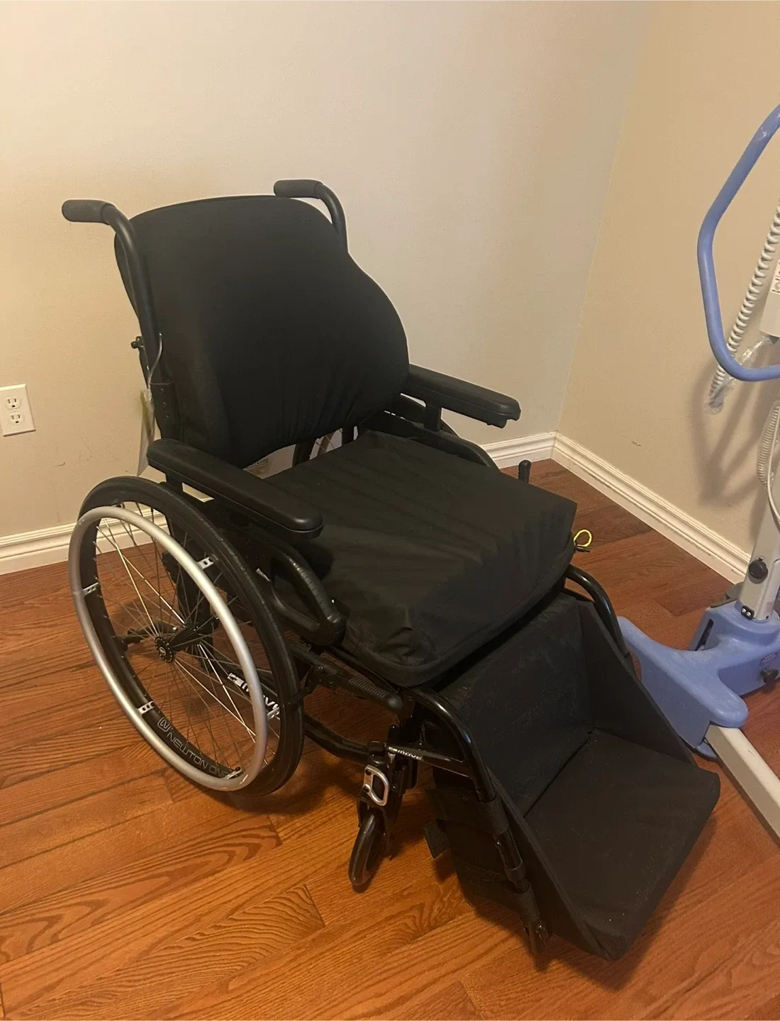 Move Newton One Wheelchair with Footrest image indicator(2)