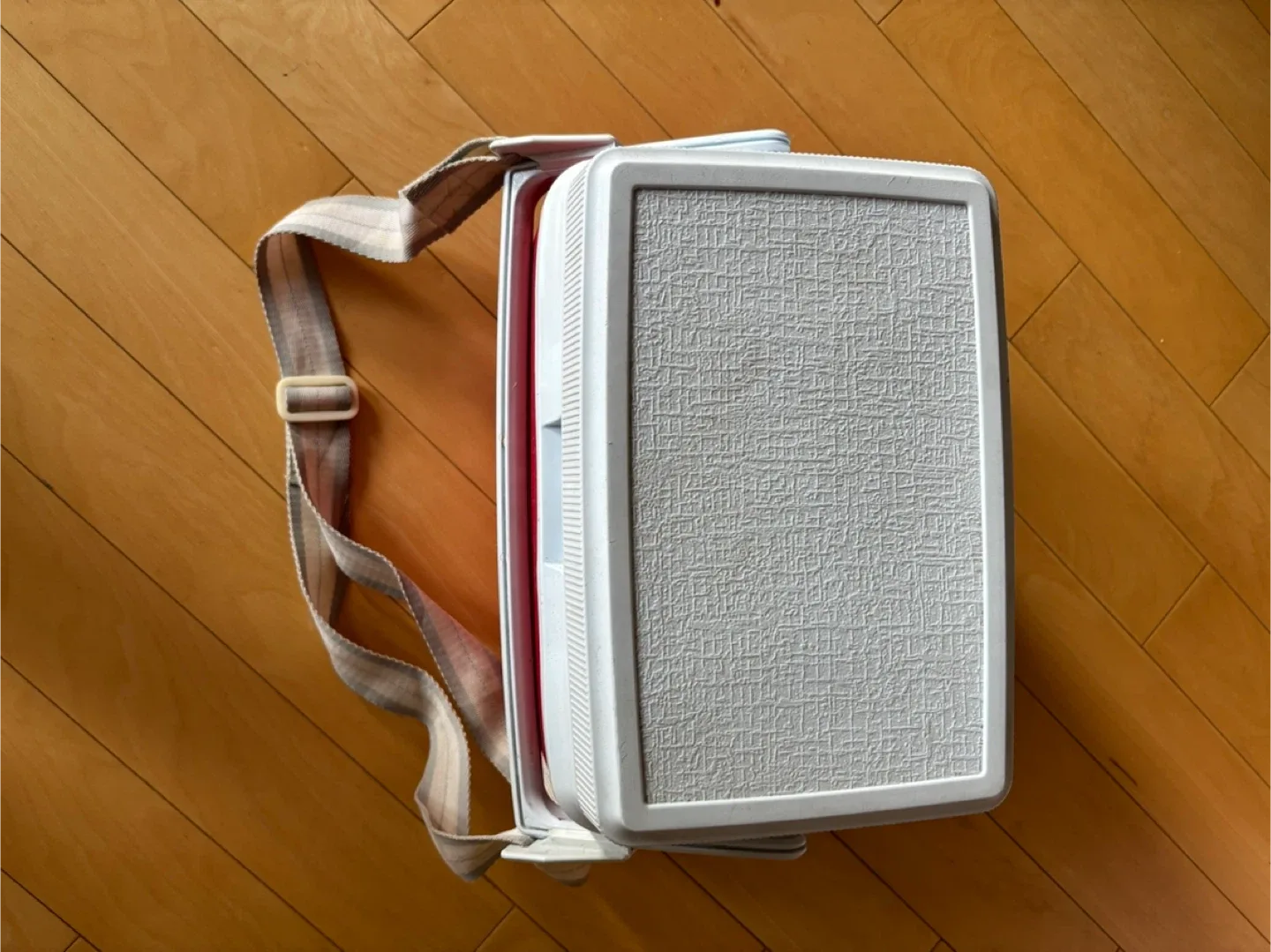 Rubbermaid Red & White Cooler image indicator(2)