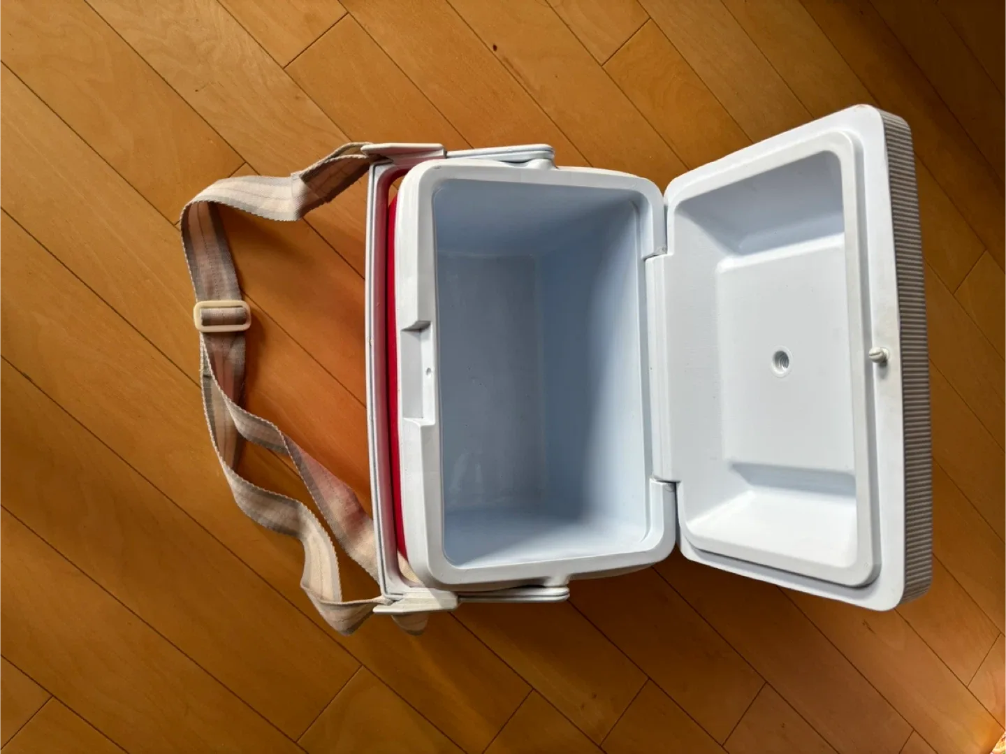 Rubbermaid Red & White Cooler image indicator(3)