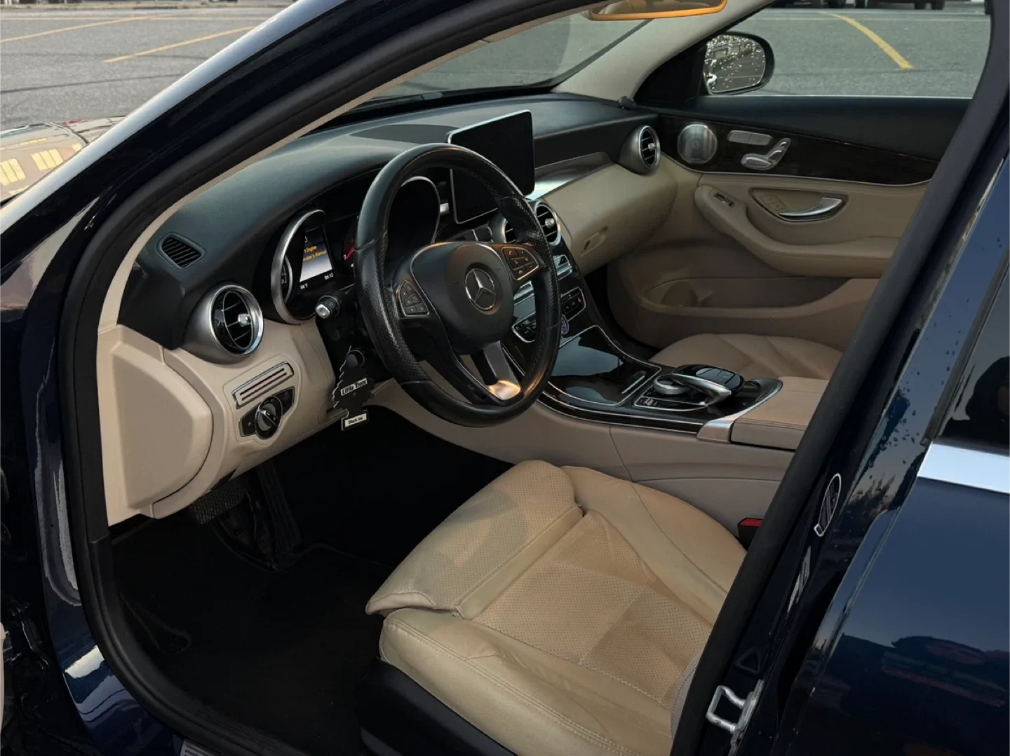 Mercedes-Benz C-Class Sedan image indicator(7)