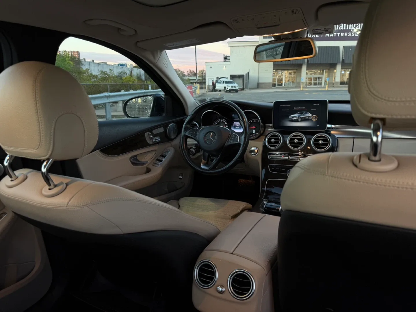 Mercedes-Benz C-Class Sedan image indicator(8)