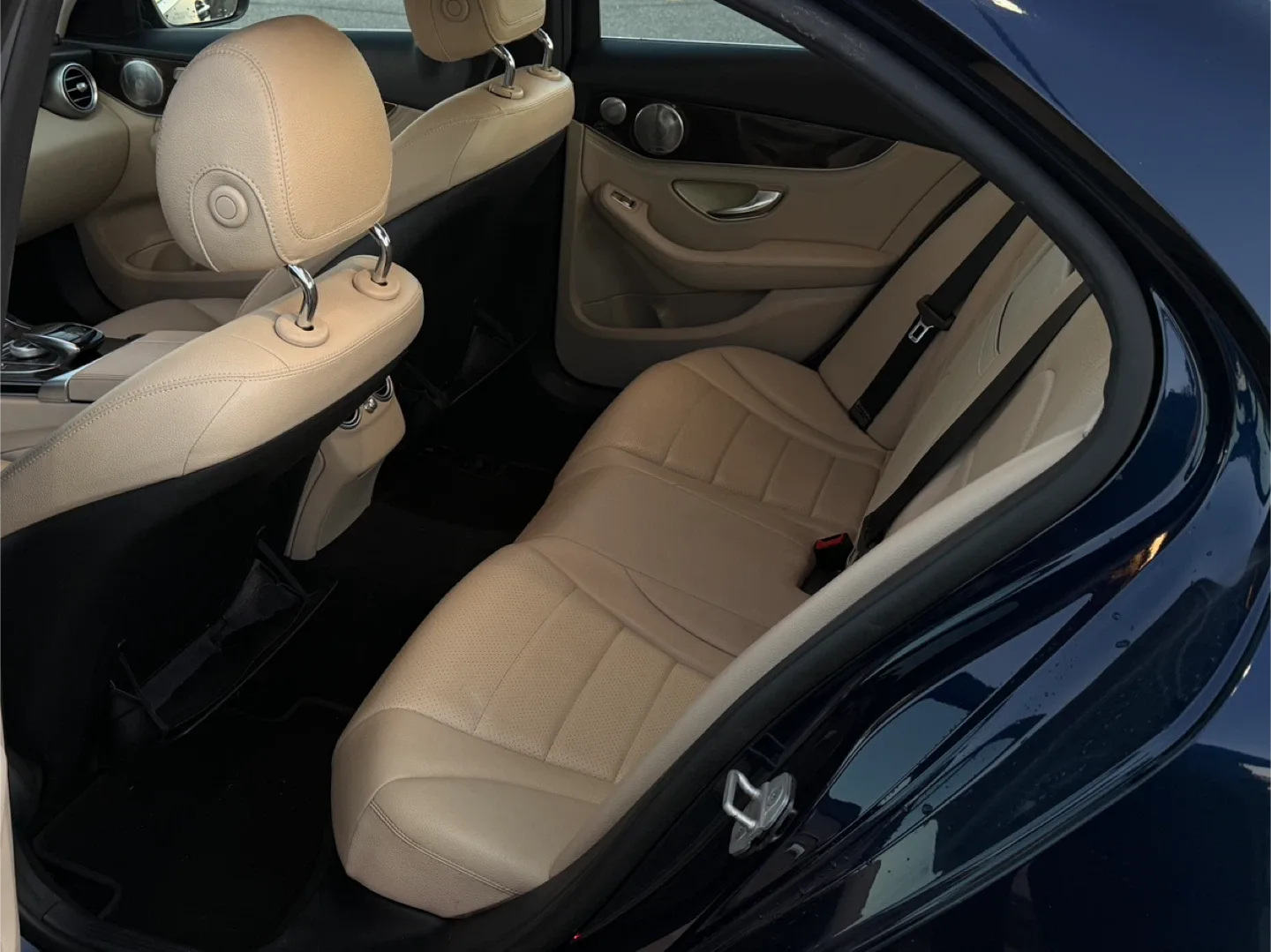 Mercedes-Benz C-Class Sedan image indicator(9)