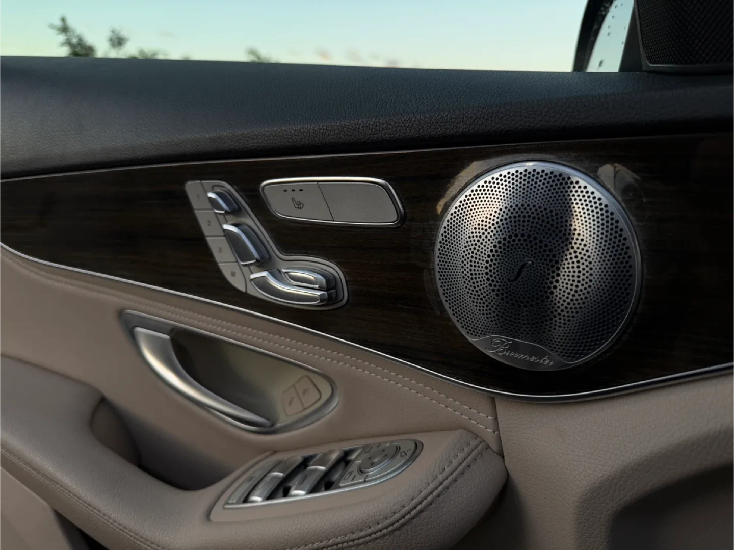 Mercedes-Benz C-Class Sedan image indicator(10)