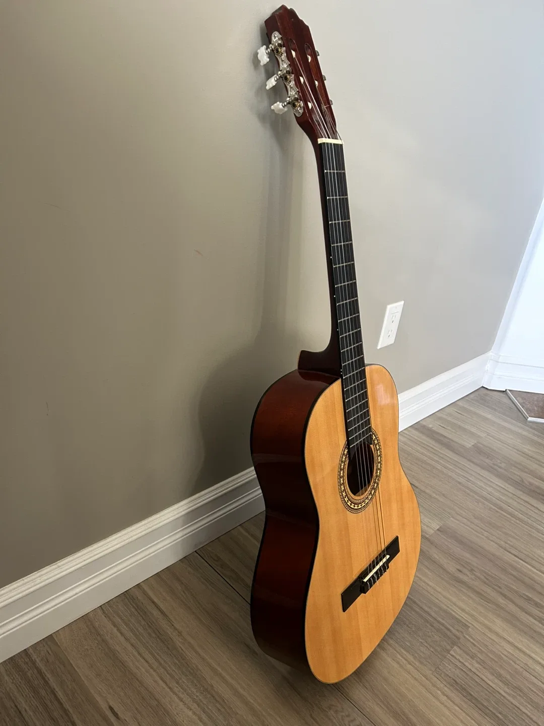 Left handed classical guitar image indicator(3)