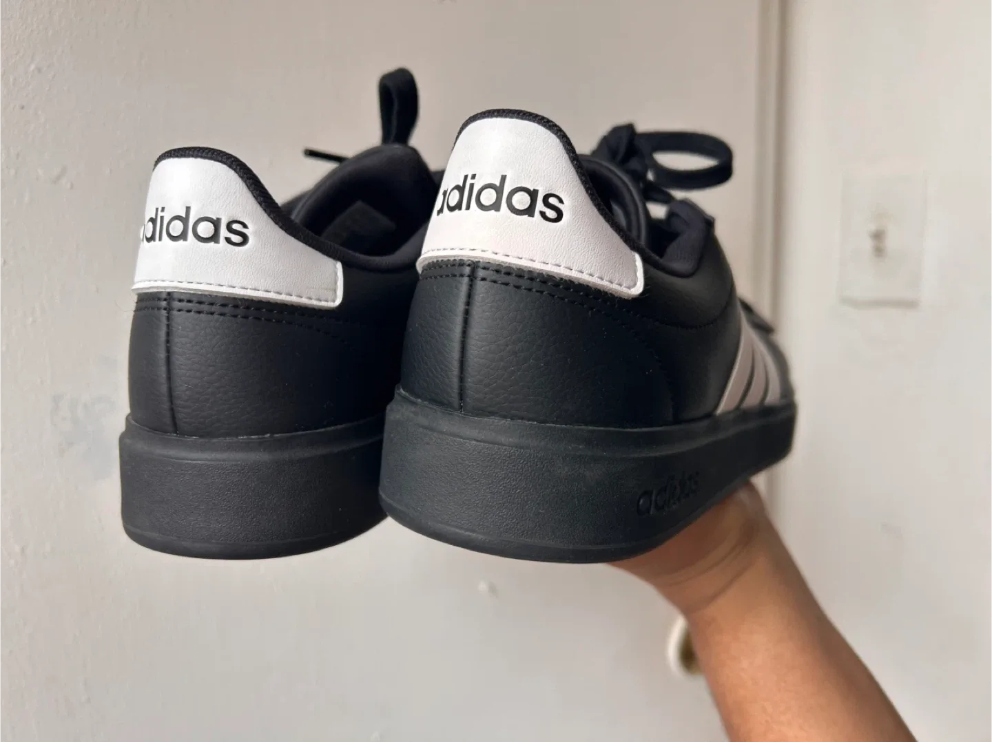 Adidas Snekers Size 9.5 image indicator(6)