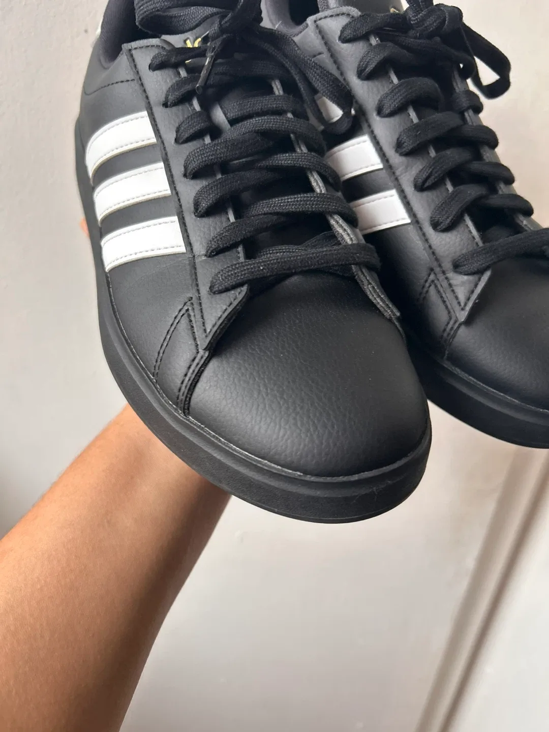 Adidas Snekers Size 9.5 image indicator(5)