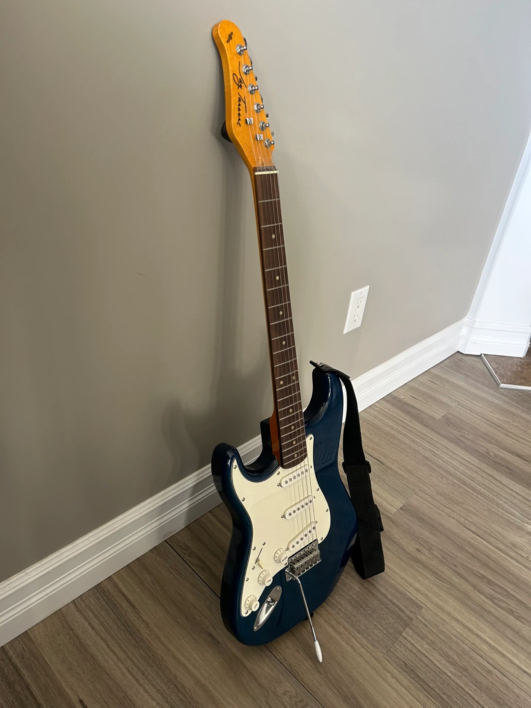 Blue left handed electric guitar - photo 2