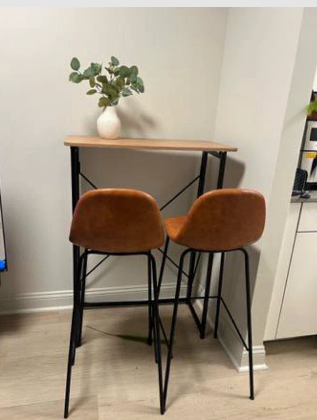 Bar Table with 2 Bar Stools - Like New!