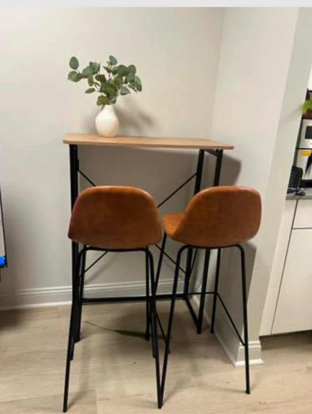 Bar Table with 2 Bar Stools - Like New!