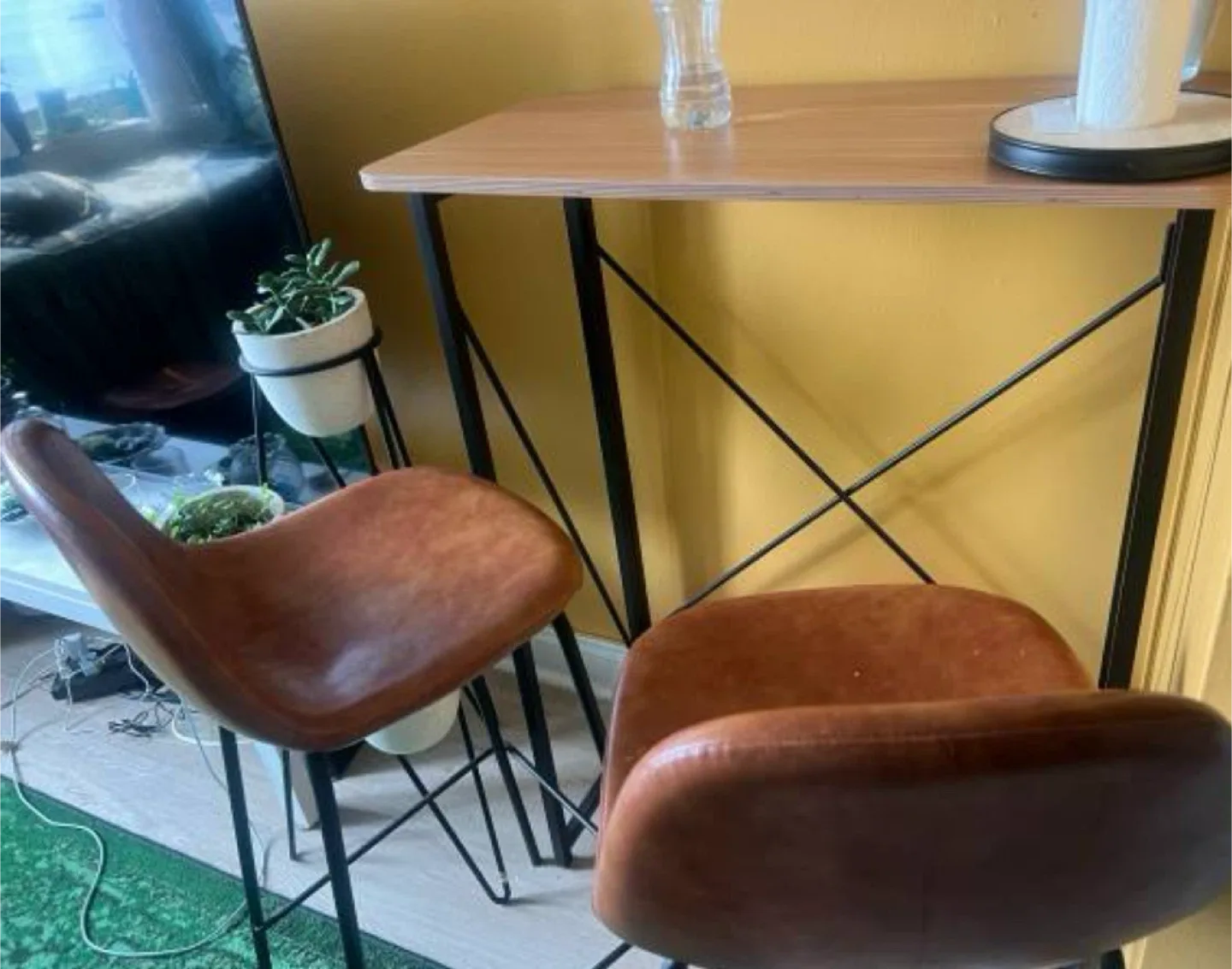 Bar Table with 2 Bar Stools - Like New! image indicator(2)