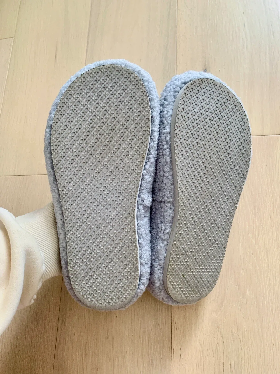SMFK Grey Sherpa Slippers image indicator(4)