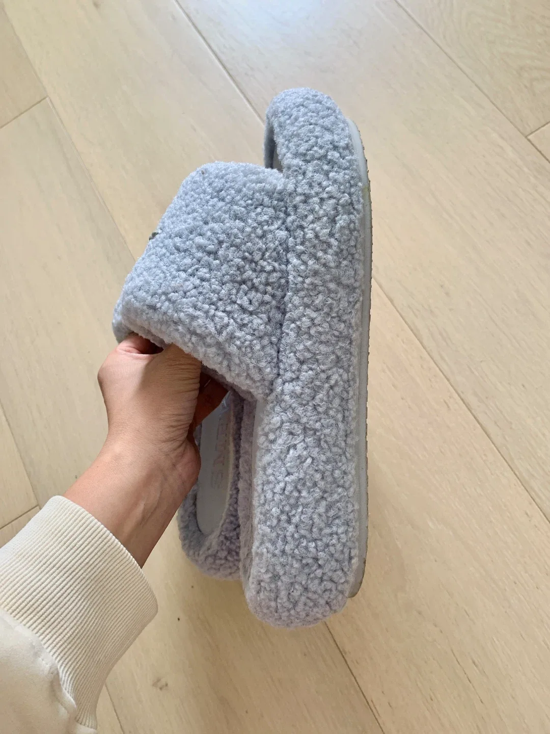 SMFK Grey Sherpa Slippers image indicator(3)