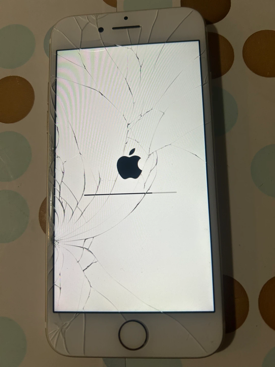 Cracked Apple iPhone 7 - Gold