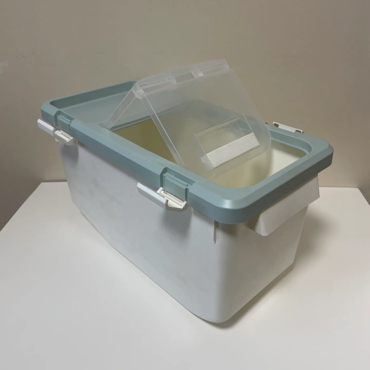 Lockable food container w/ wheels 10kg