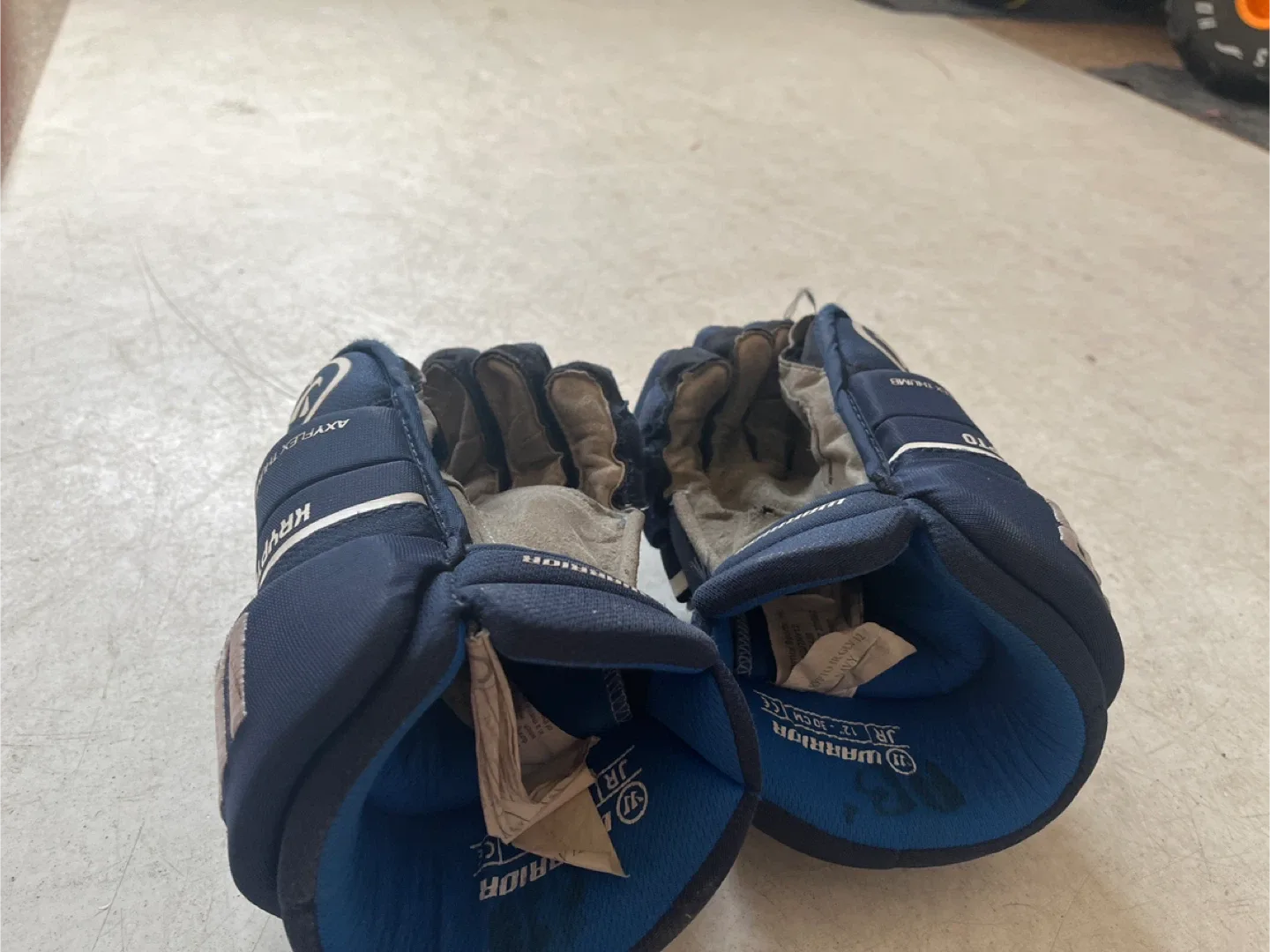 Warrior Covert Krypto Hockey Gloves JR image indicator(3)