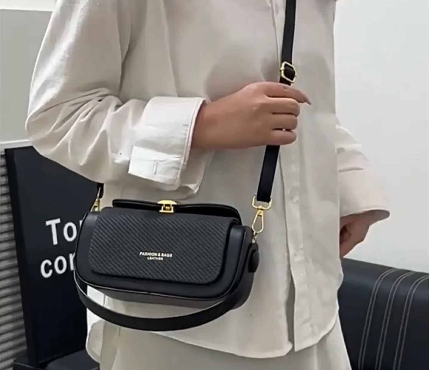 Fashion & Bags Leather Black Handbag image indicator(3)