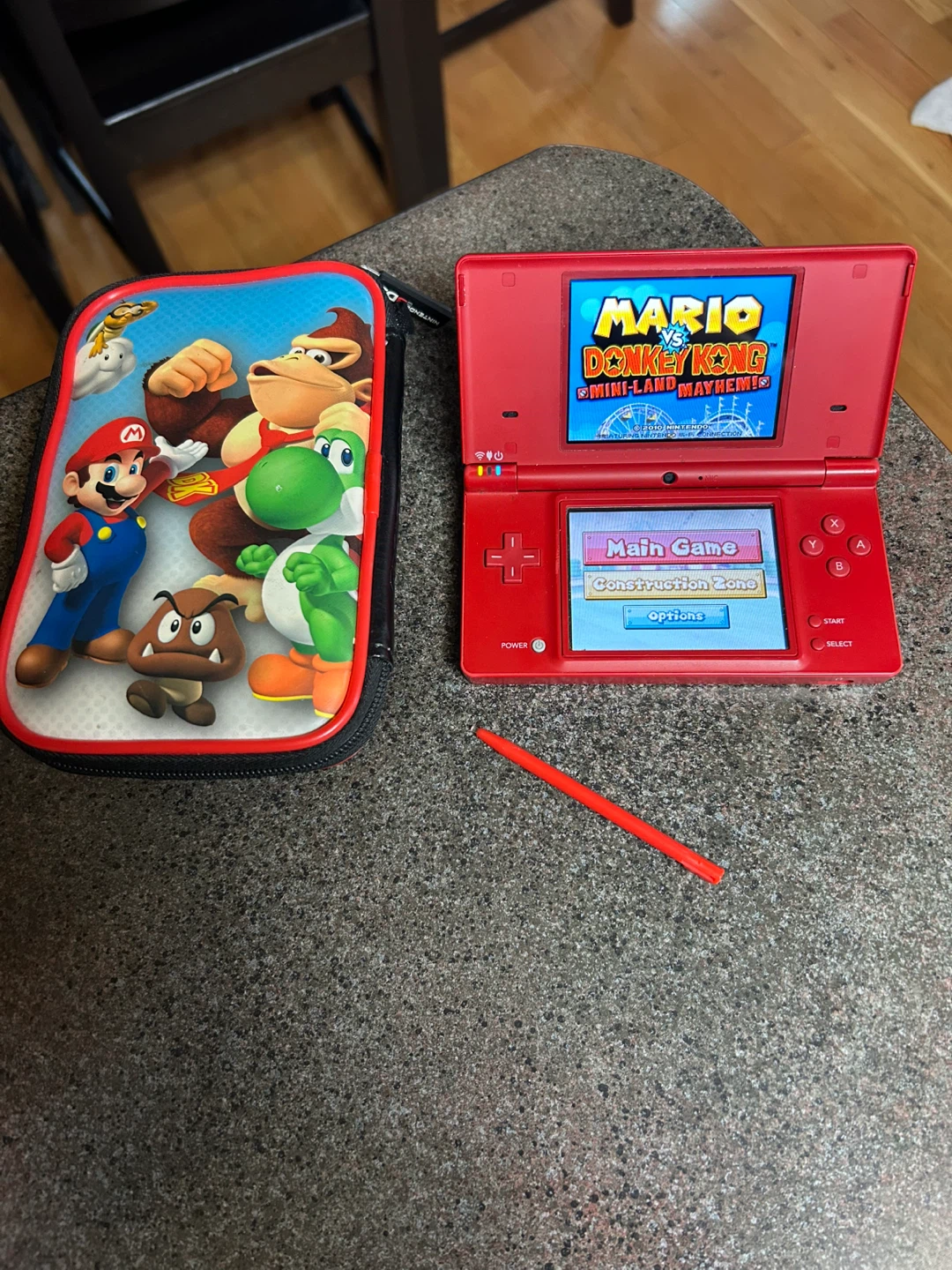 Red Nintendo DSI & Mario VS Donkey Kong