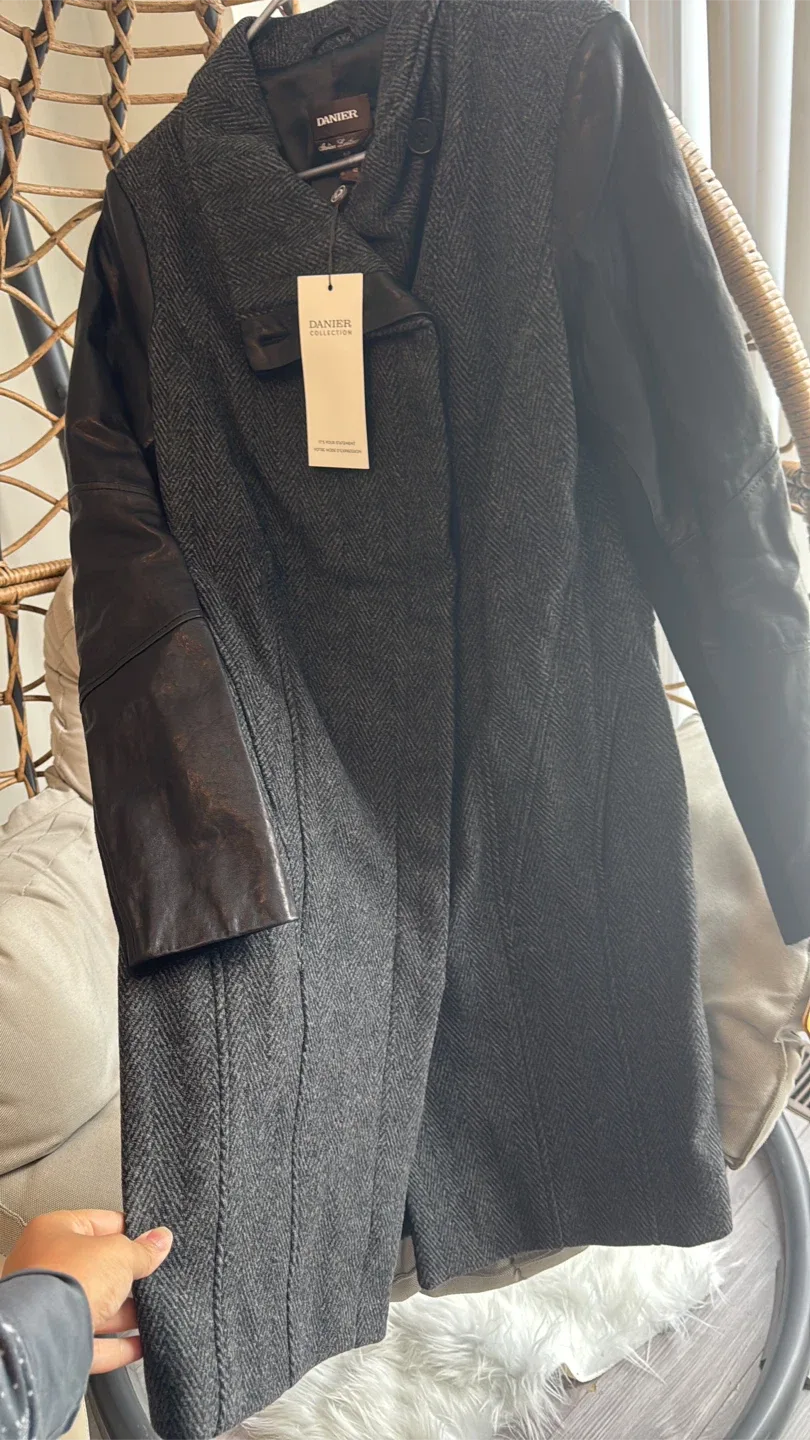 Danier Italian Leather Jacket - Size S image indicator(9)