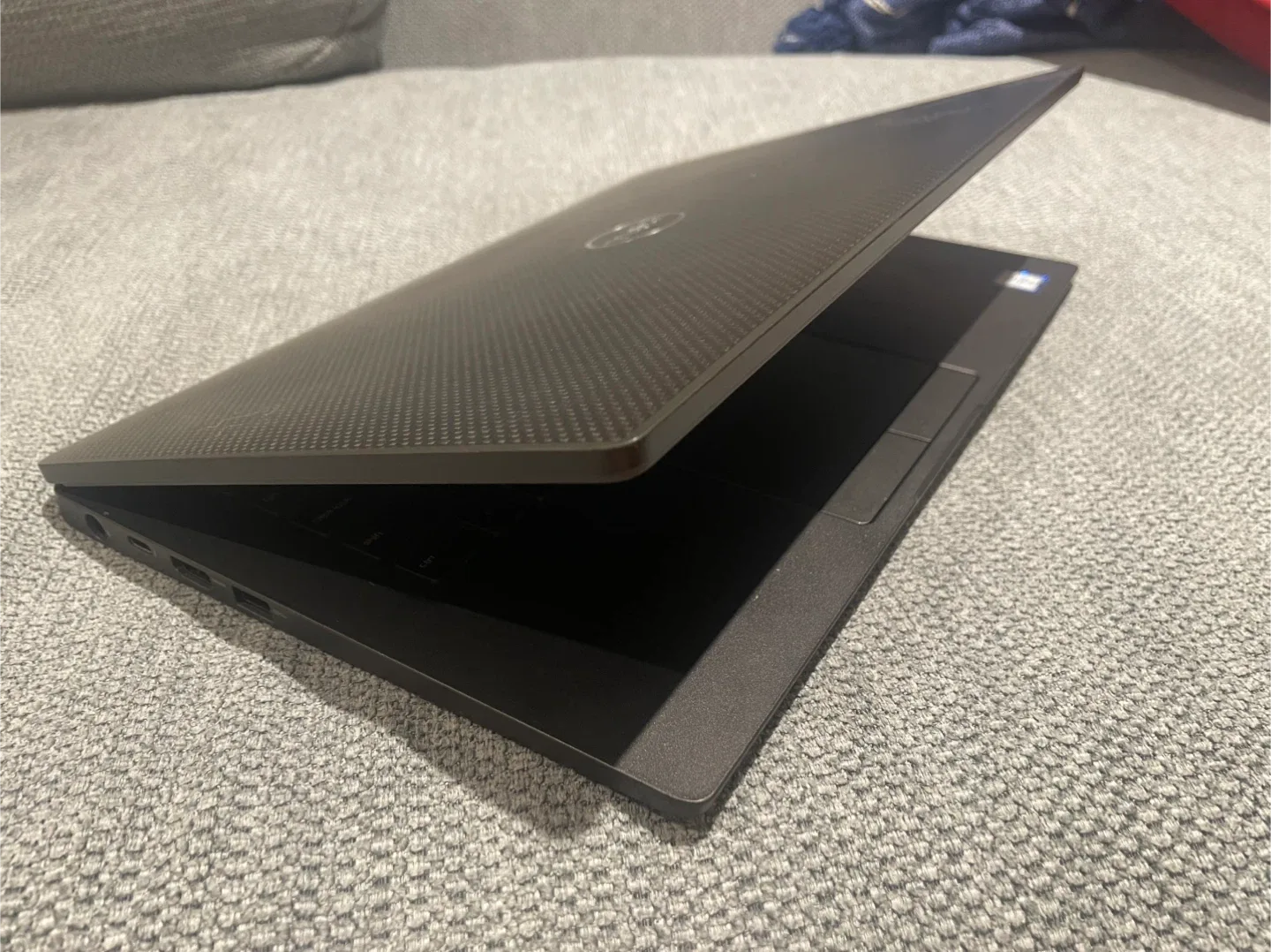 New Dell Latitude 7400 Laptop image indicator(2)