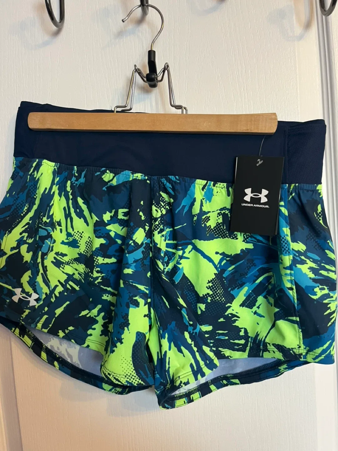 🥕Under Armour Women's Fitted Shorts - Size M
