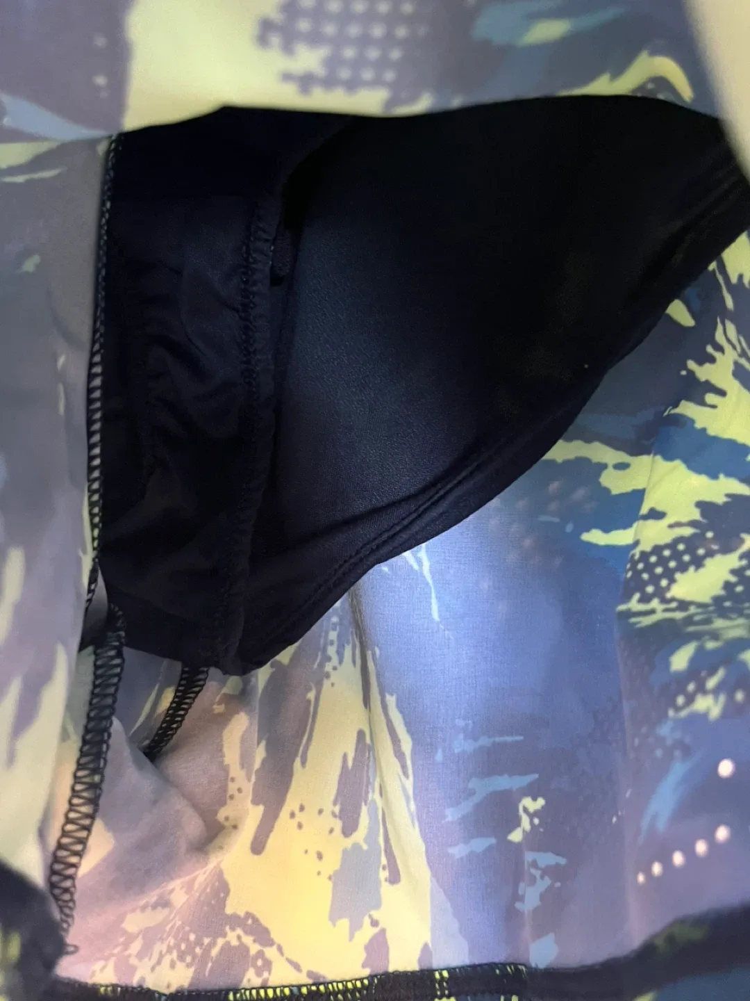 🥕Under Armour Women's Fitted Shorts - Size M image indicator(5)