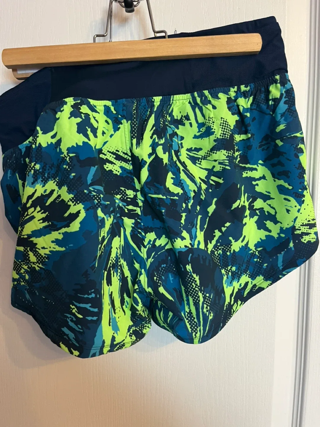 🥕Under Armour Women's Fitted Shorts - Size M image indicator(2)