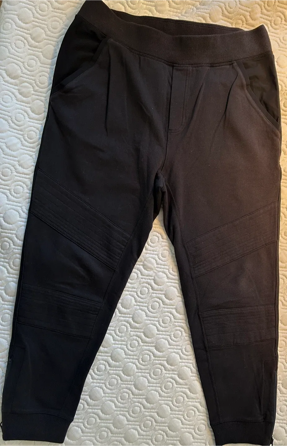 Lululemon Athletica Black Jogger Pants - Size 8 image indicator(2)