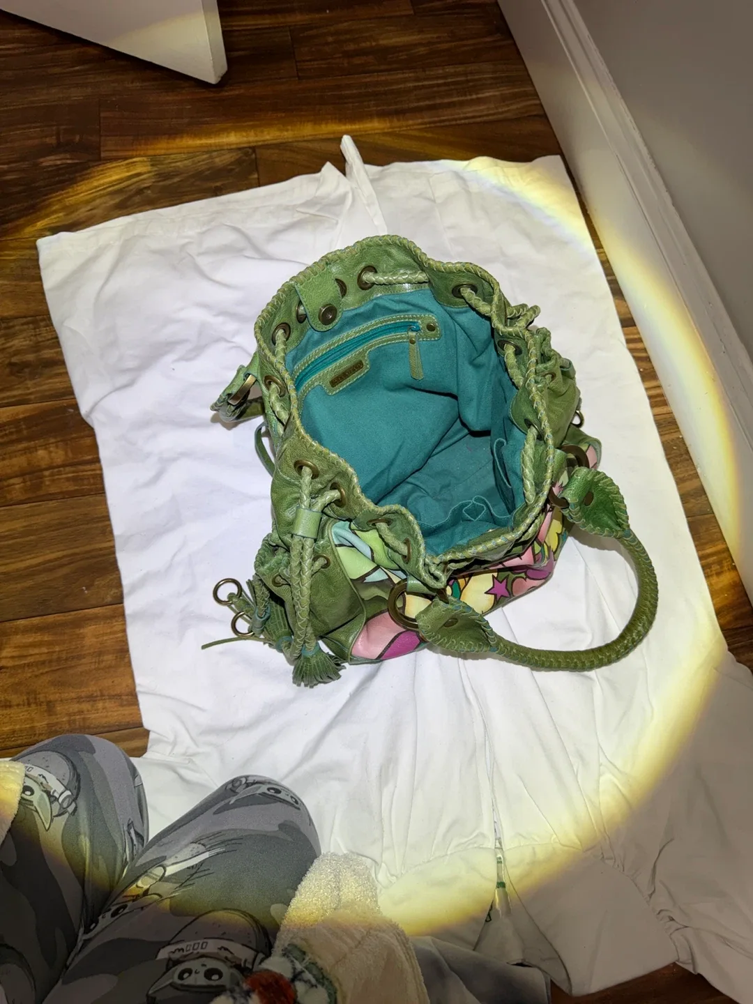 Isabella Fiore Green Leather Handbag image indicator(3)