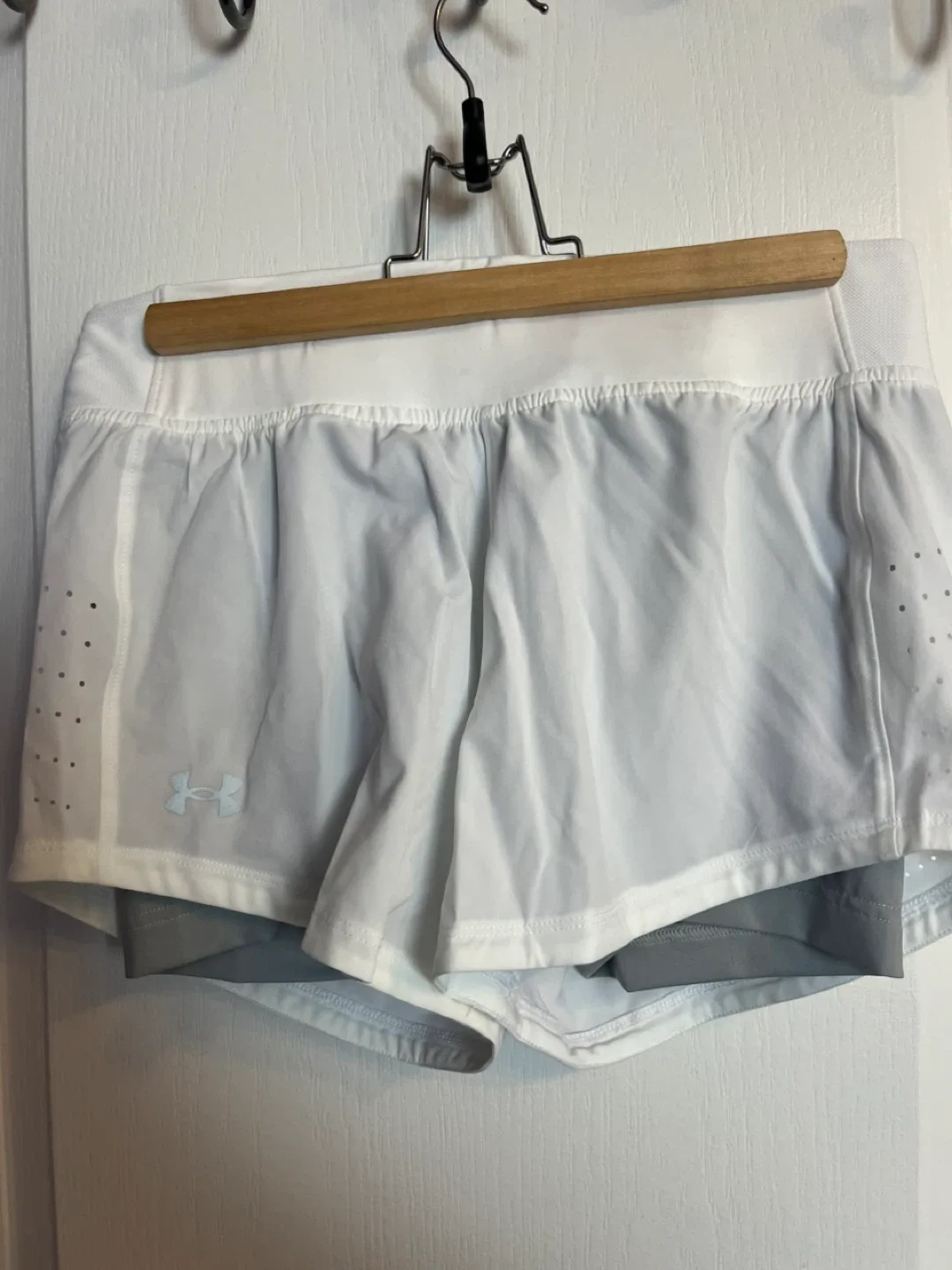 🥕Under Armour White Running Shorts