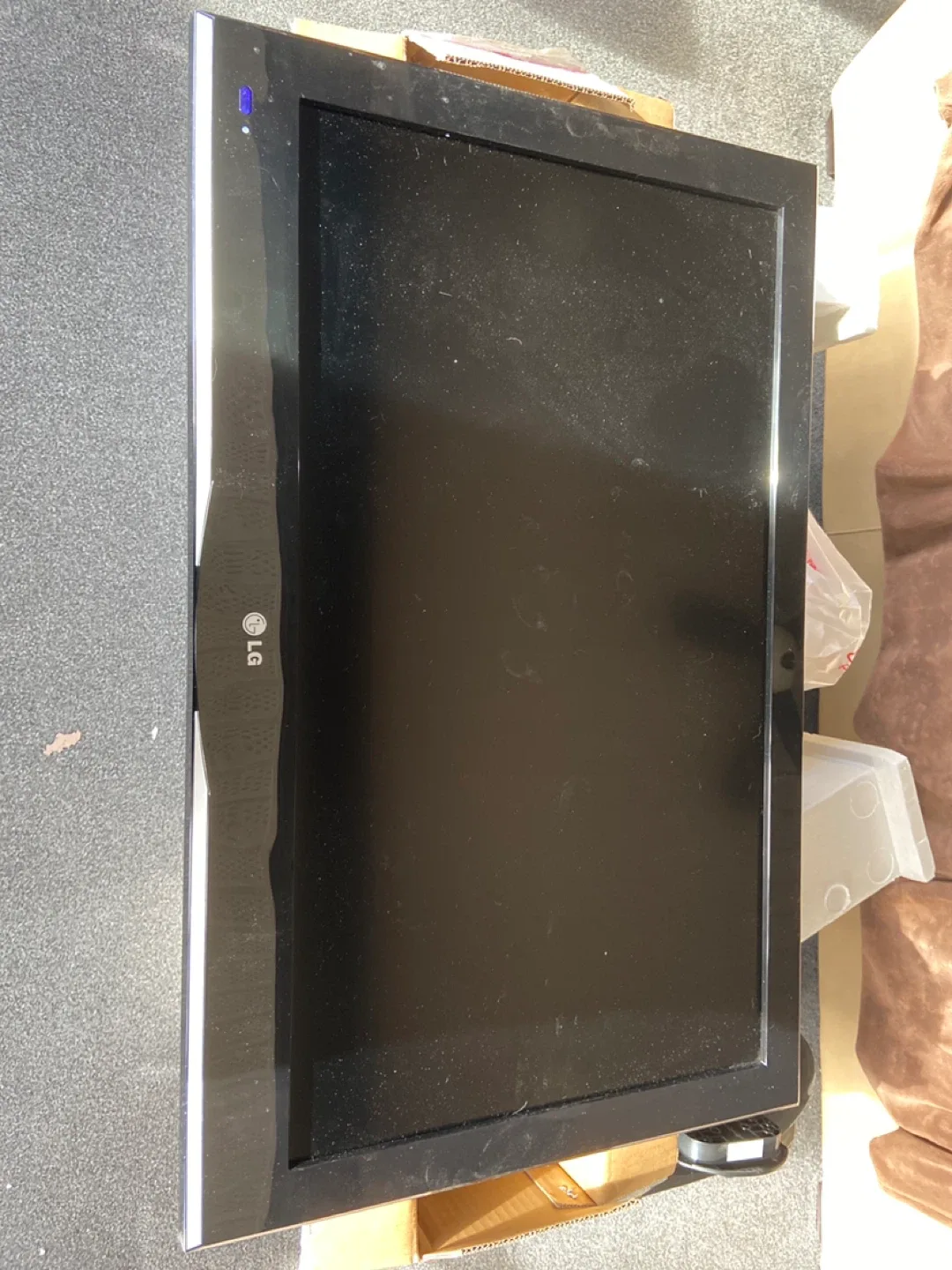 LG 32LD400 32" LCD TV - Box Included image indicator(4)