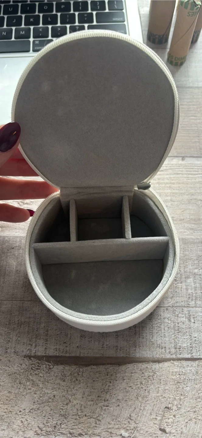 Swarovski Round Jewelry Case image indicator(2)