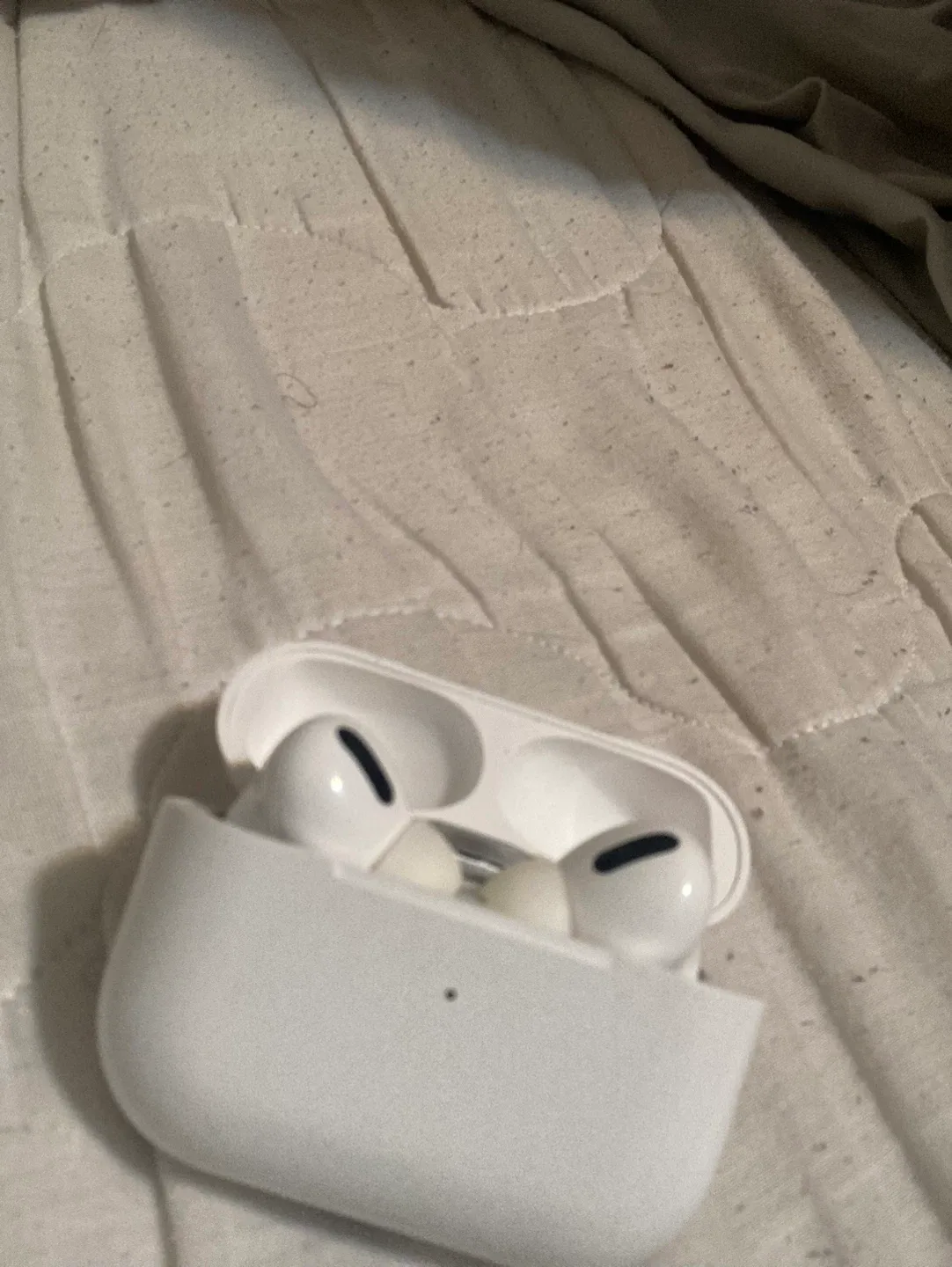 2 AirPod second GEN 1 AirPod Pro bundle image indicator(4)